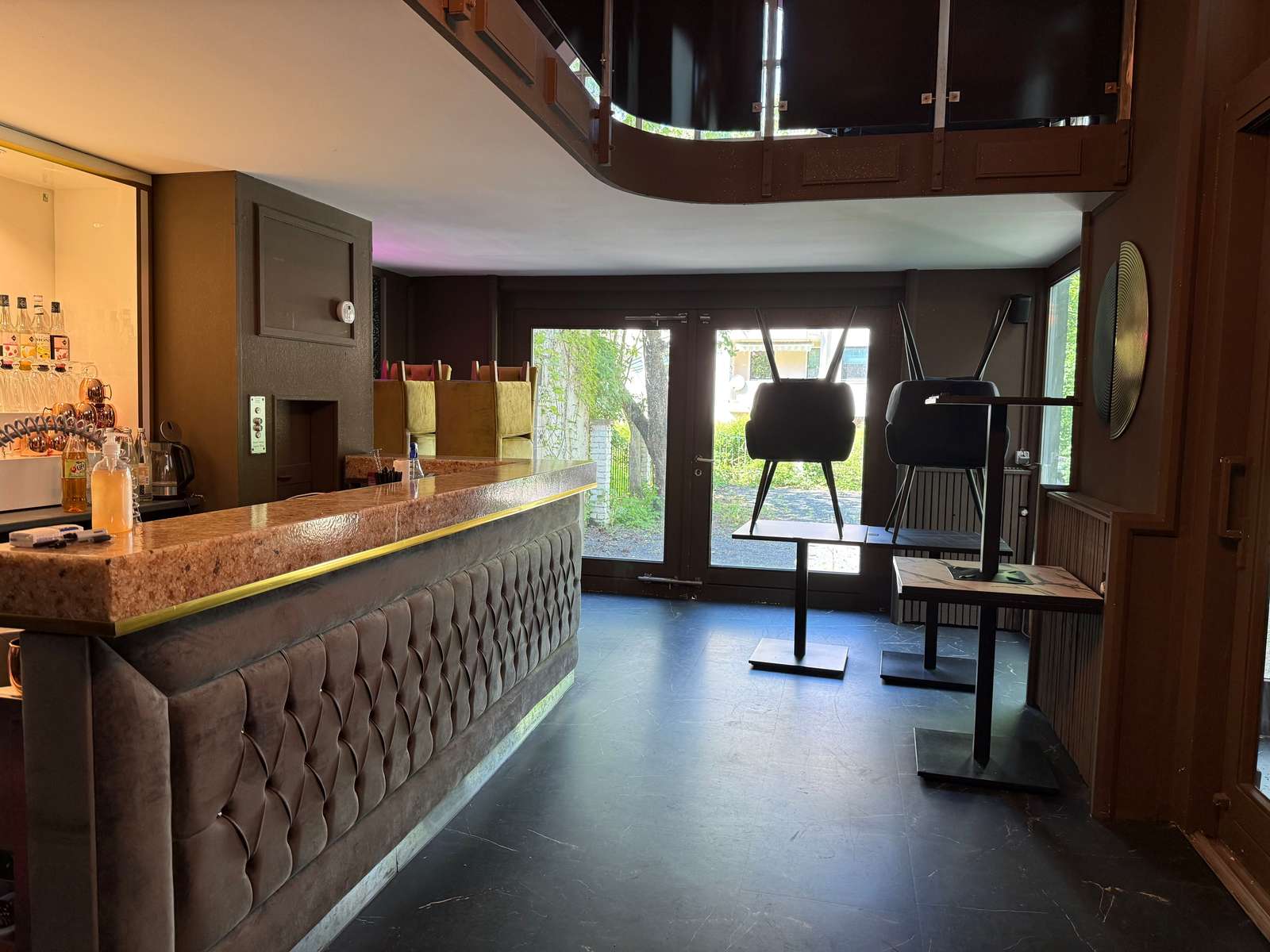 Gästebereich und Bar